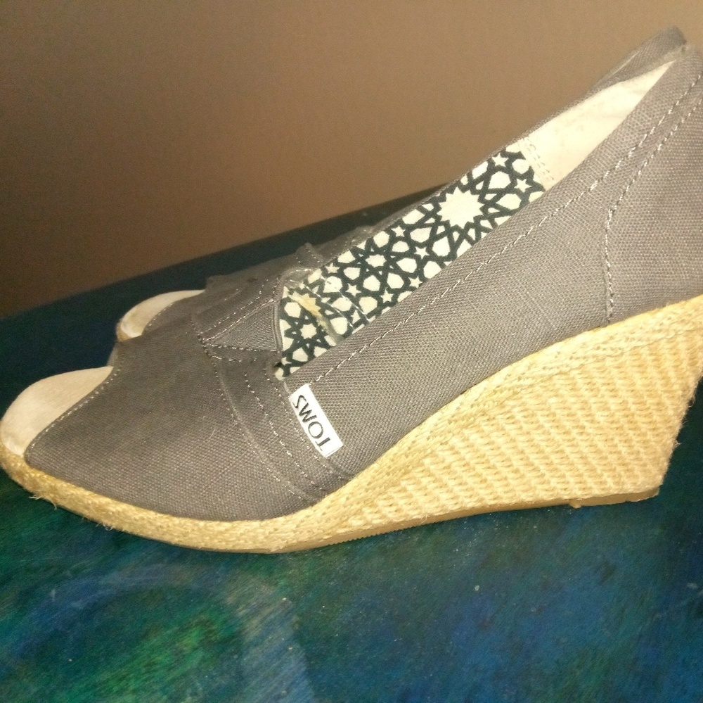 Toms wedges in excellent used condition